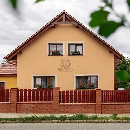 Knizeci Dum - Ubytovani V Lednici Ледніце Екстер'єр фото